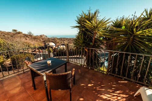 Habitación Doble con balcón y vistas al mar del hotel La Correa del Almendro. Foto 2