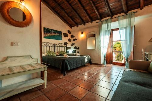 Habitación Doble con balcón y vistas al mar del hotel La Correa del Almendro. Foto 4