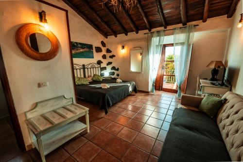 Habitación Doble con balcón y vistas al mar del hotel La Correa del Almendro. Foto 6