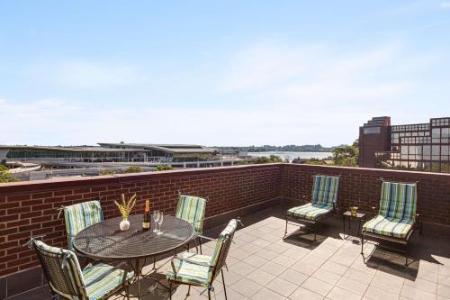 Habitación con cama grande y balcón del hotel DoubleTree by Hilton New York LaGuardia Airport. Foto 4