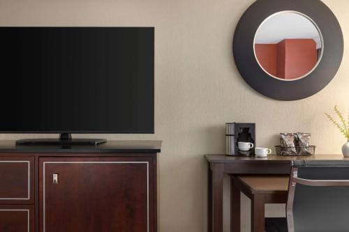 Habitación con 2 camas grandes - Adaptada para personas con discapacidad del hotel DoubleTree by Hilton New York LaGuardia Airport. Foto 2