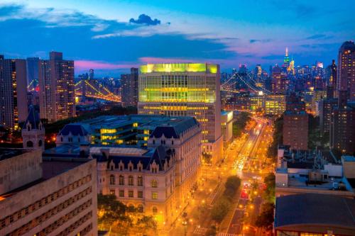 Habitación Deluxe con vistas y 2 camas dobles del hotel Marriott New York at the Brooklyn Bridge. Foto 2