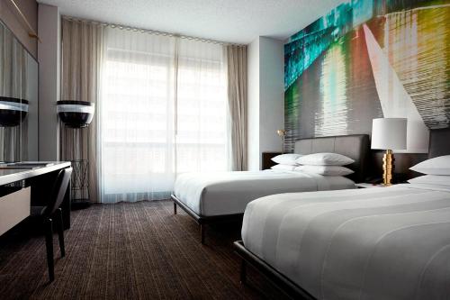 Habitación Doble con 2 camas dobles y bañera - Adaptada para personas con movilidad reducida del hotel Marriott New York at the Brooklyn Bridge. Foto 2