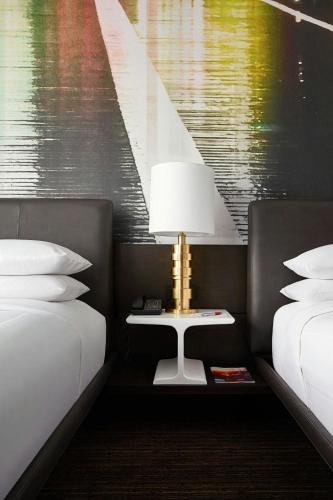 Habitación Doble con 2 camas dobles y bañera - Adaptada para personas con movilidad reducida del hotel Marriott New York at the Brooklyn Bridge. Foto 3