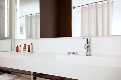 Habitación Doble con 2 camas dobles y bañera - Adaptada para personas con movilidad reducida del hotel Marriott New York at the Brooklyn Bridge. Foto 4