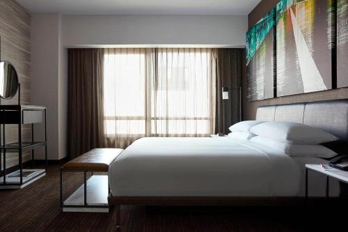 Suite con 2 dependencias, 1 dormitorio, 1 cama extragrande, sofá cama y vistas al agua del hotel Marriott New York at the Brooklyn Bridge. Foto 1