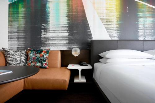 Habitación con cama extragrande. del hotel Marriott New York at the Brooklyn Bridge. Foto 2