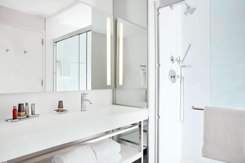 Habitación con cama extragrande. del hotel Marriott New York at the Brooklyn Bridge. Foto 4