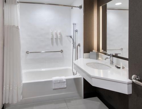 Suite Presidencial de 1 dormitorio - 1 cama extragrande del hotel Marriott New York at the Brooklyn Bridge. Foto 1