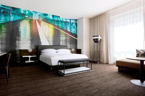 Habitación Executive amplia con cama extragrande del hotel Marriott New York at the Brooklyn Bridge. Foto 2
