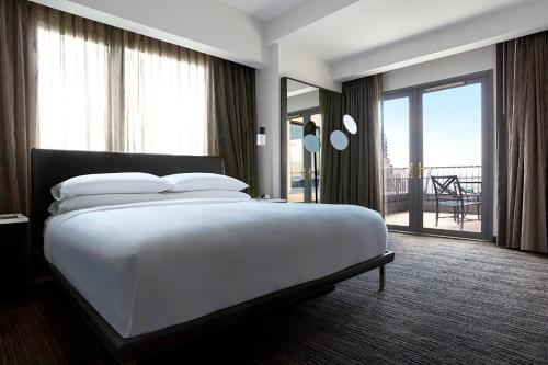 Suite con 2 dependencias, 1 dormitorio, 1 cama extragrande, sofá cama y terraza del hotel Marriott New York at the Brooklyn Bridge. Foto 1