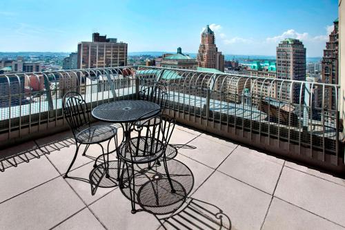 Suite con 2 dependencias, 1 dormitorio, 1 cama extragrande, sofá cama y terraza del hotel Marriott New York at the Brooklyn Bridge. Foto 2