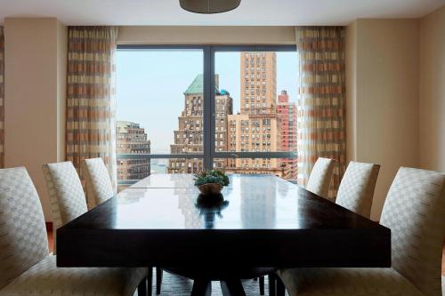 Suite Presidencial de 1 dormitorio - 1 cama extragrande del hotel Marriott New York at the Brooklyn Bridge. Foto 4