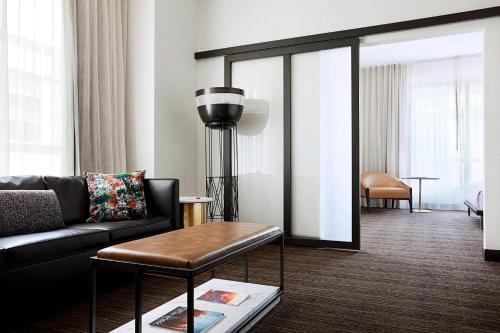 Suite de 1 dormitorio - 1 cama extragrande del hotel Marriott New York at the Brooklyn Bridge. Foto 1