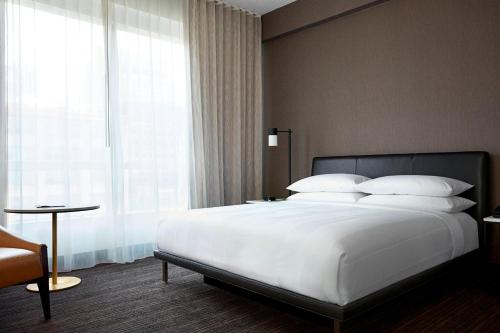 Suite de 1 dormitorio - 1 cama extragrande del hotel Marriott New York at the Brooklyn Bridge. Foto 3