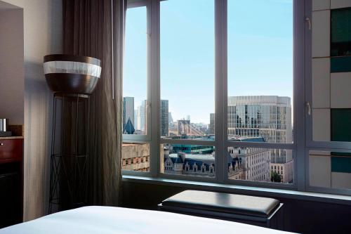 Habitación Deluxe con vistas y 2 camas dobles del hotel Marriott New York at the Brooklyn Bridge. Foto 1