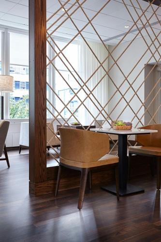 Suite con 2 dependencias, 1 dormitorio, 1 cama extragrande, sofá cama y vistas al agua del hotel Marriott New York at the Brooklyn Bridge. Foto 6