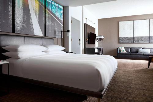 Suite de 1 dormitorio - 1 cama extragrande del hotel Marriott New York at the Brooklyn Bridge. Foto 2