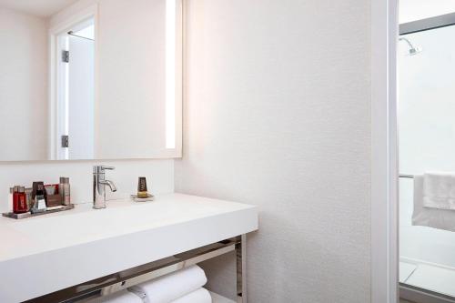 Suite de 1 dormitorio - 1 cama extragrande del hotel Marriott New York at the Brooklyn Bridge. Foto 4