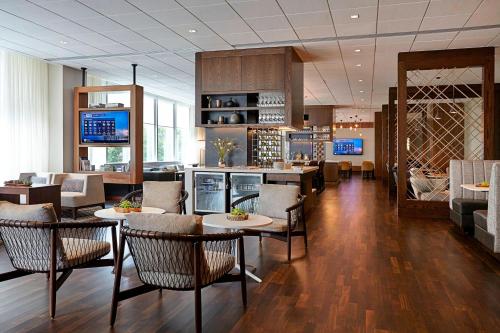 Suite con 2 dependencias, 1 dormitorio, 1 cama extragrande, sofá cama y terraza del hotel Marriott New York at the Brooklyn Bridge. Foto 5