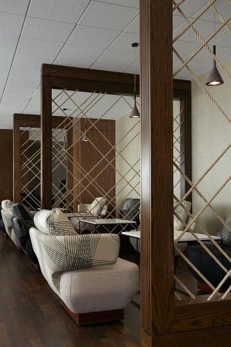 Suite con 2 dependencias, 1 dormitorio, 1 cama extragrande, sofá cama y terraza del hotel Marriott New York at the Brooklyn Bridge. Foto 6