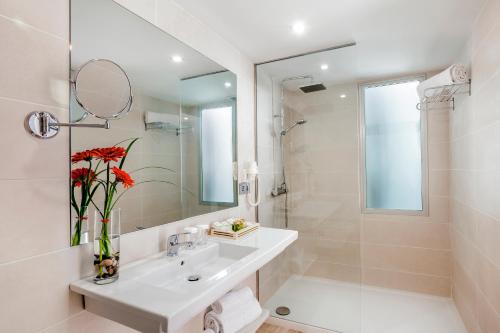 Habitación Doble Deluxe con bañera de hidromasaje del hotel Barceló Corralejo Sands