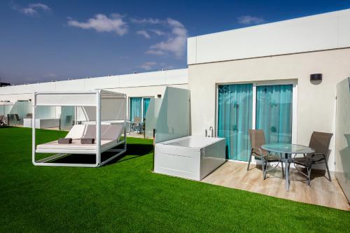 Habitación Doble Deluxe con bañera de hidromasaje del hotel Barceló Corralejo Sands. Foto 2