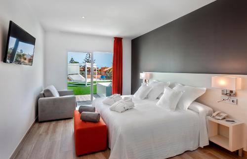 Habitación Doble Deluxe con bañera de hidromasaje del hotel Barceló Corralejo Sands. Foto 3