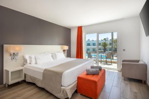 Suite con vistas a la piscina del hotel Barceló Corralejo Sands. Foto 2