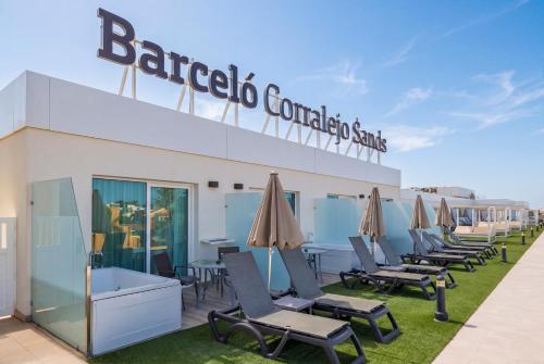 Habitación Doble Deluxe con bañera de hidromasaje del hotel Barceló Corralejo Sands. Foto 3