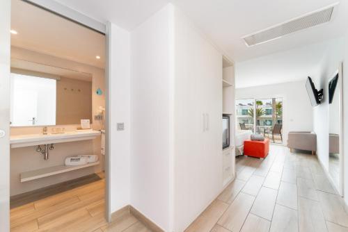 Suite with Pool View del hotel Barceló Corralejo Sands. Foto 3