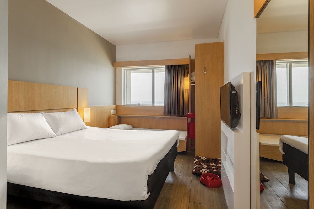 Habitación estándar, varias camas, vistas al mar del hotel Ibis Cartagena Marbella. Foto 3