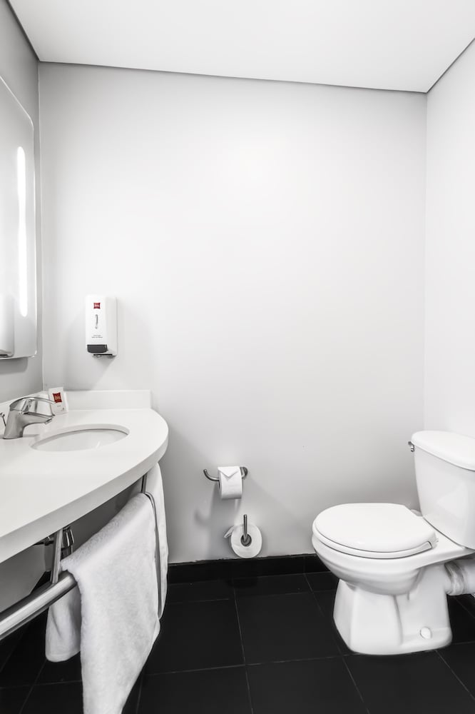 Habitación estándar, varias camas, vistas al mar del hotel Ibis Cartagena Marbella. Foto 4