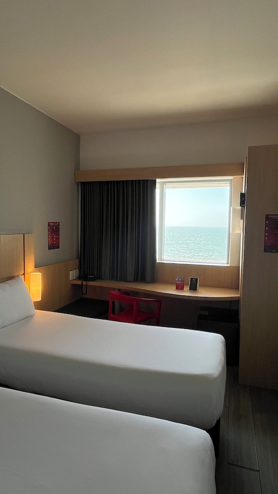 Habitación estándar, 2 camas individuales, vistas al mar del hotel Ibis Cartagena Marbella. Foto 2