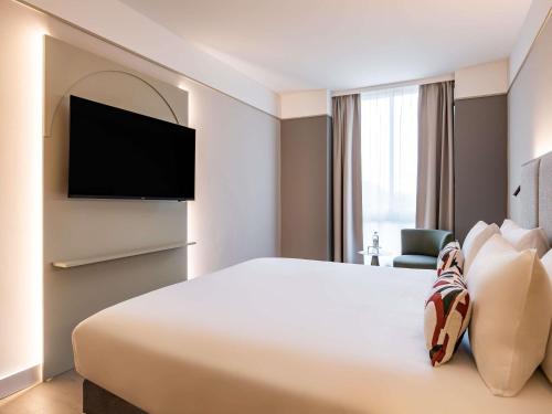 Habitación Superior con cama extragrande del hotel Mercure Liege City Centre. Foto 1