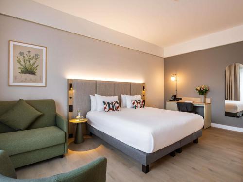 Deluxe Room with One King Bed and One Single Bed del hotel Mercure Liege City Centre