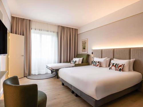 Deluxe Room with One King Bed and One Single Bed del hotel Mercure Liege City Centre. Foto 1