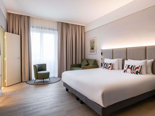 Deluxe Room with One King Bed and One Single Bed del hotel Mercure Liege City Centre. Foto 3