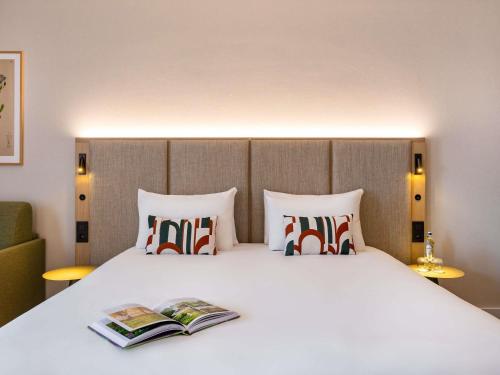 Deluxe Room with One King Bed and One Single Bed del hotel Mercure Liege City Centre. Foto 4