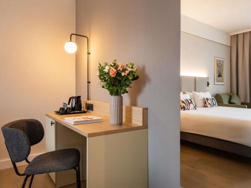 Deluxe Room with One King Bed and One Single Bed del hotel Mercure Liege City Centre. Foto 5
