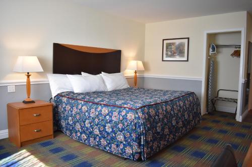 Habitación con cama extragrande. del hotel East Norwich Inn. Foto 3