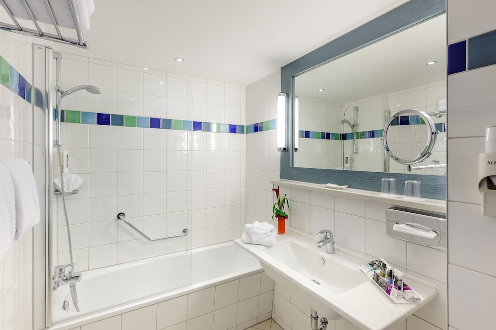 Habitación estándar con 2 camas individuales del hotel Mercure München Süd Messe. Foto 3