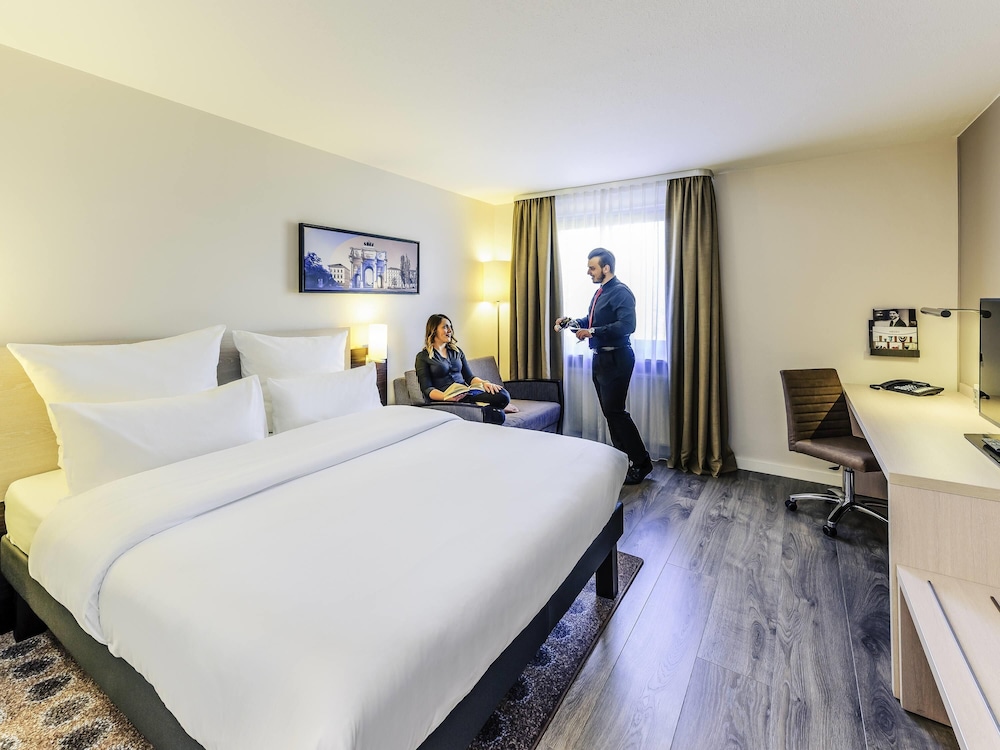 Habitación Standard con cama de matrimonio y sofá del hotel Mercure München Süd Messe. Foto 2