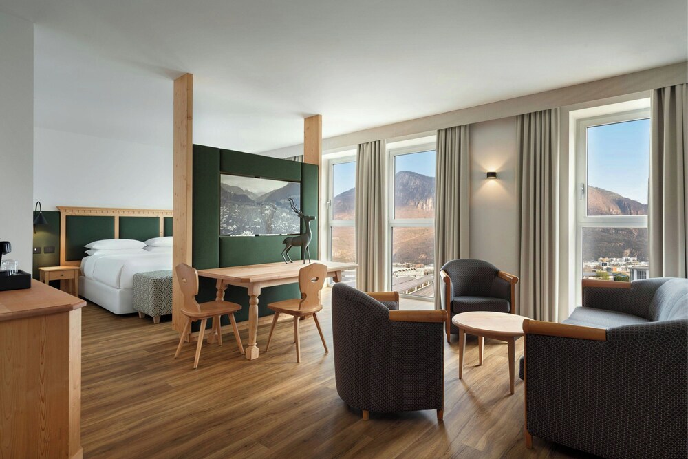 Suite, 1 cama de matrimonio grande del hotel Four Points By Sheraton Bolzano. Foto 1