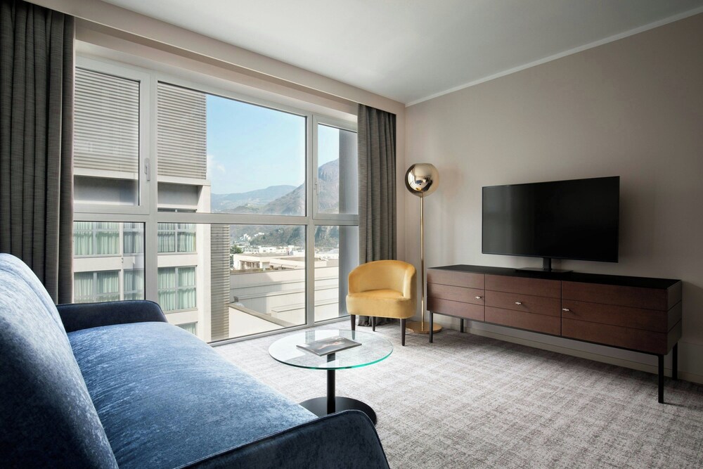 Suite presidencial, 1 cama de matrimonio grande del hotel Four Points By Sheraton Bolzano. Foto 3