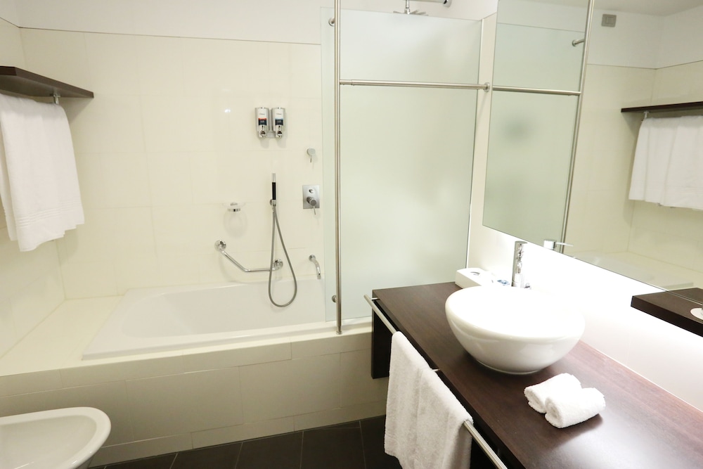Habitación Deluxe, 2 camas individuales del hotel Four Points By Sheraton Bolzano. Foto 2