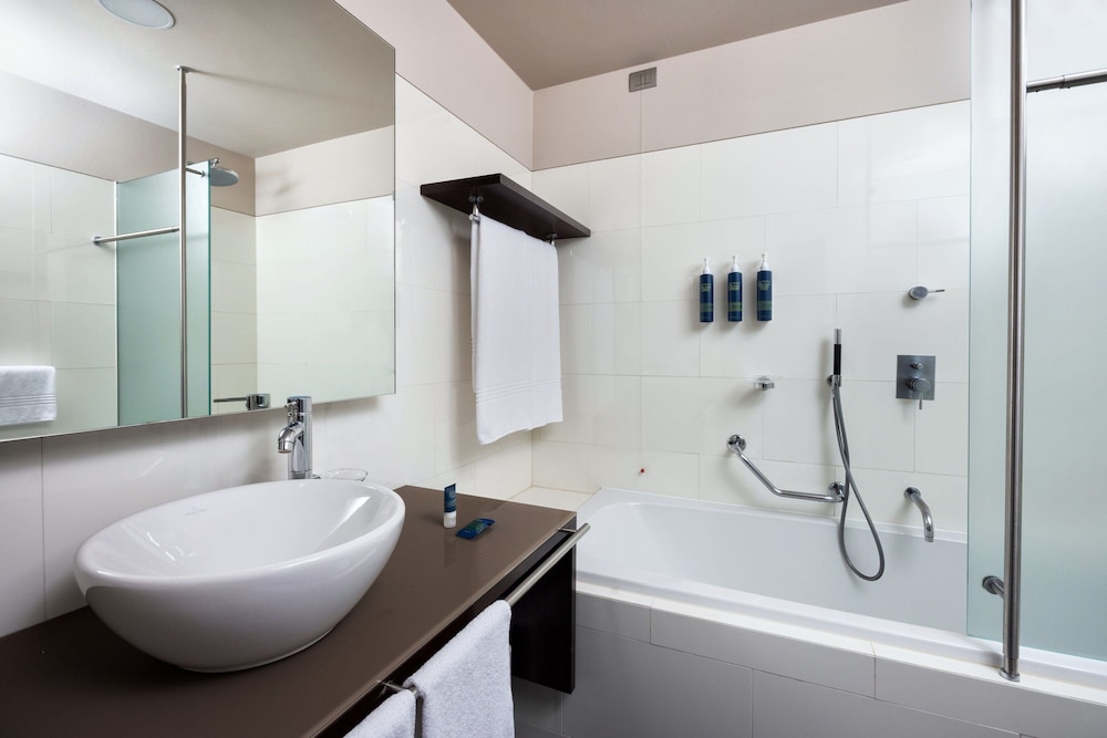 Habitación Deluxe, 2 camas individuales del hotel Four Points By Sheraton Bolzano. Foto 3