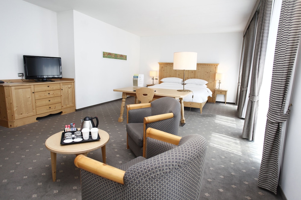 Suite, 1 cama de matrimonio grande del hotel Four Points By Sheraton Bolzano. Foto 1