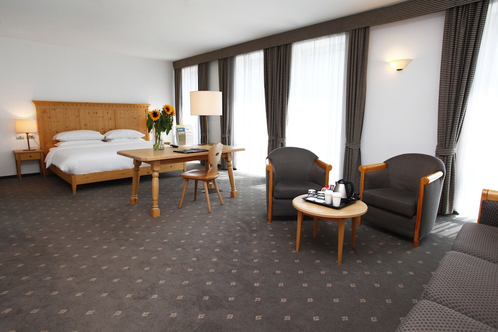 Suite, 1 cama de matrimonio grande del hotel Four Points By Sheraton Bolzano. Foto 2
