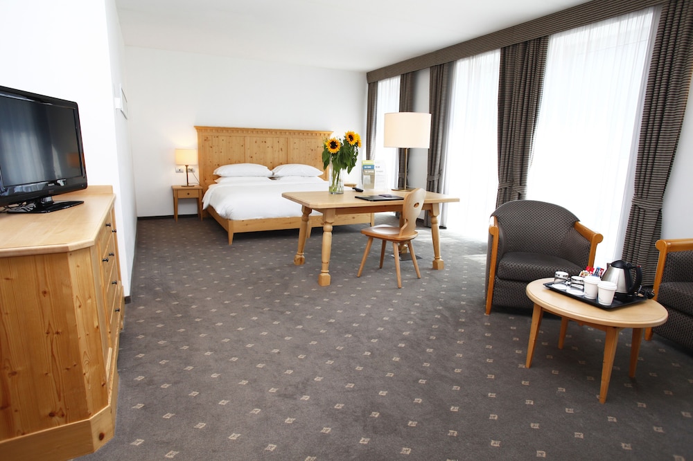 Suite, 1 cama de matrimonio grande del hotel Four Points By Sheraton Bolzano. Foto 3